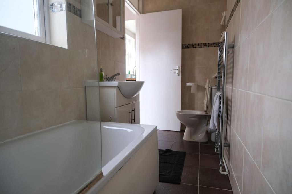 4 Bedroom House In Turnpike Lane/Wood Green Лондон Экстерьер фото
