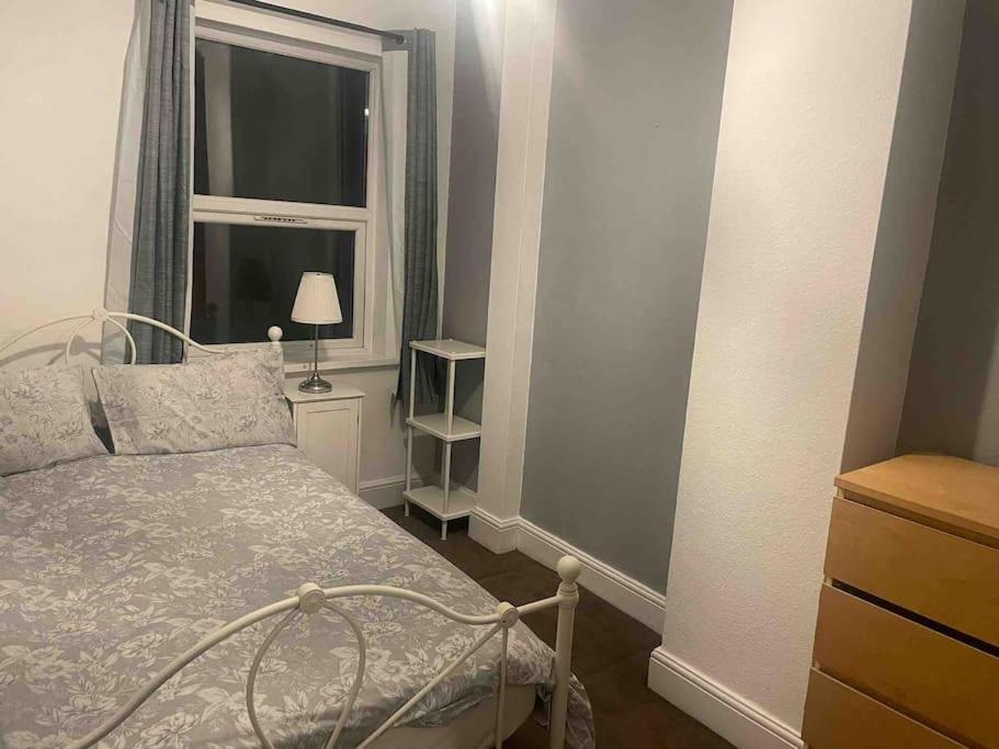 4 Bedroom House In Turnpike Lane/Wood Green Лондон Экстерьер фото