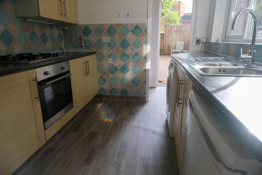 4 Bedroom House In Turnpike Lane/Wood Green Лондон Экстерьер фото