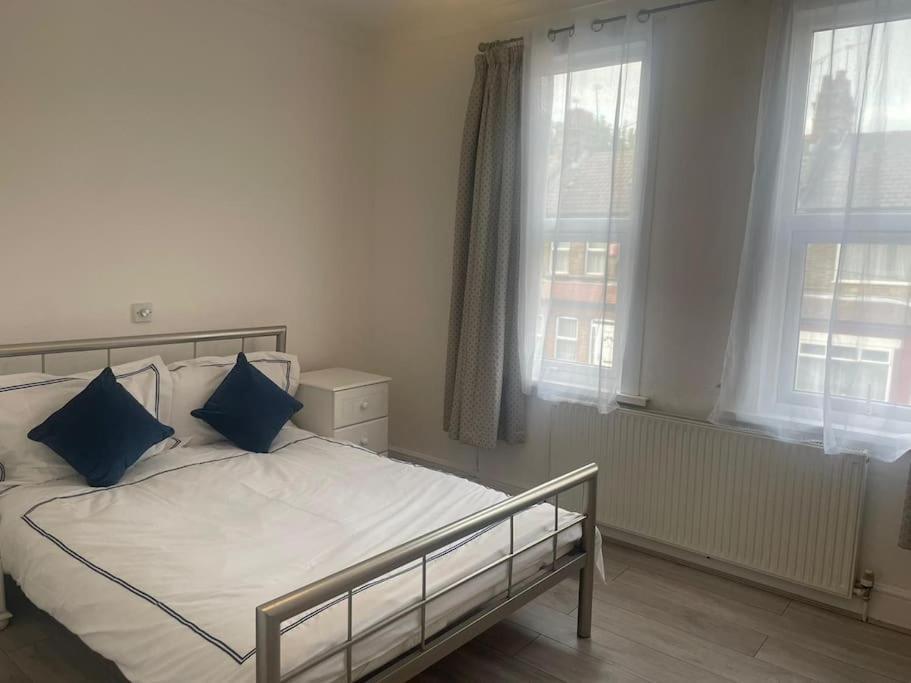 4 Bedroom House In Turnpike Lane/Wood Green Лондон Экстерьер фото
