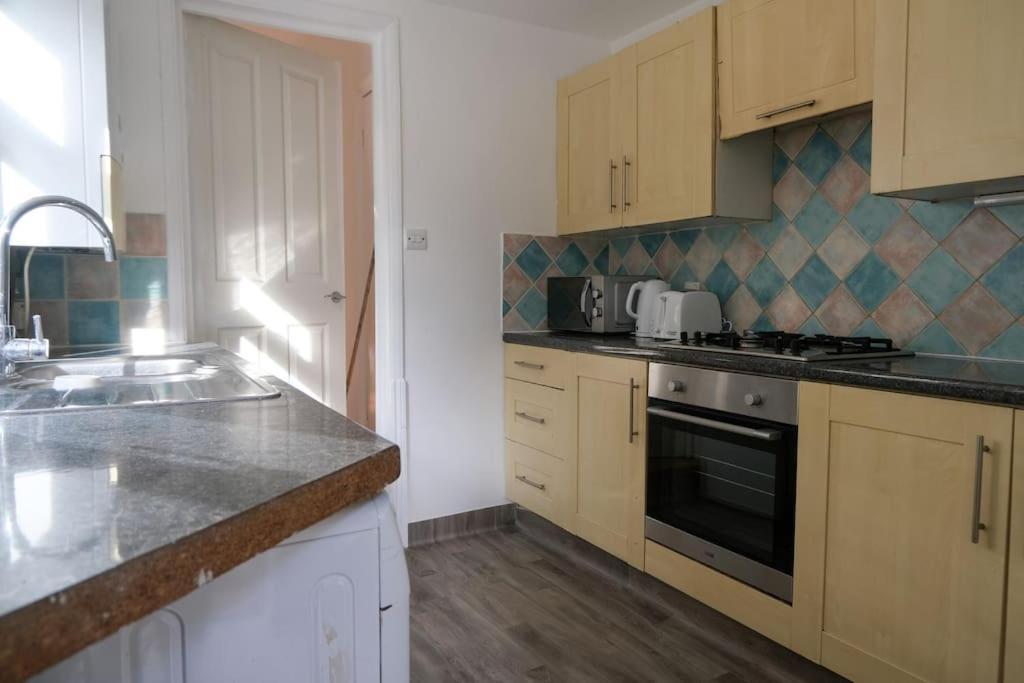 4 Bedroom House In Turnpike Lane/Wood Green Лондон Экстерьер фото
