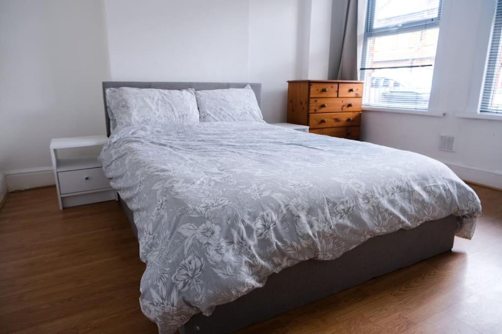 4 Bedroom House In Turnpike Lane/Wood Green Лондон Экстерьер фото